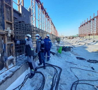 На промышленном предприятии Челябинска продолжаются работы по строительству склада концентратов