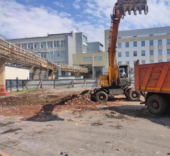 Сотрудники компании УГМК-Телеком демонтируют старую столовую АО «Уралэлектромедь»